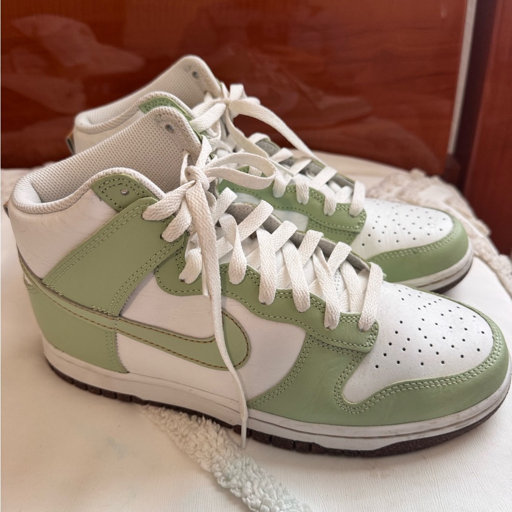 Nike White Low-Top Sneaker with Light Gray Insole